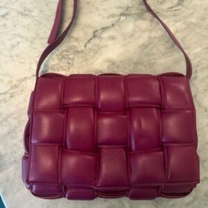 BOTTEGA VENATA - CASSETTE BAG (raspberry)
